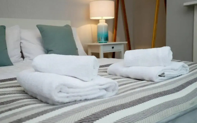 Contemporary House Garden near Park & Thames