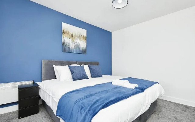 Modern 2 Bedroom House With Free Gated Parking