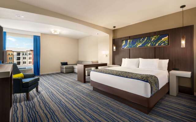 La Quinta Inn & Suites by Wyndham Orlando - IDrive Theme Parks