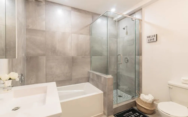 3 Br Luxury & Spacious Apartment in Little Italy
