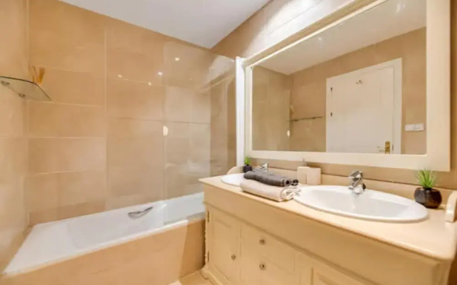 2 Bedrooms - Sleeps 4 - Garden and Pool With View