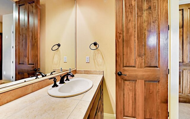 416 Lakeway - 3 Bedroom Condo