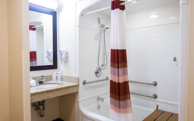 Red Roof Inn PLUS+ Boston - Logan