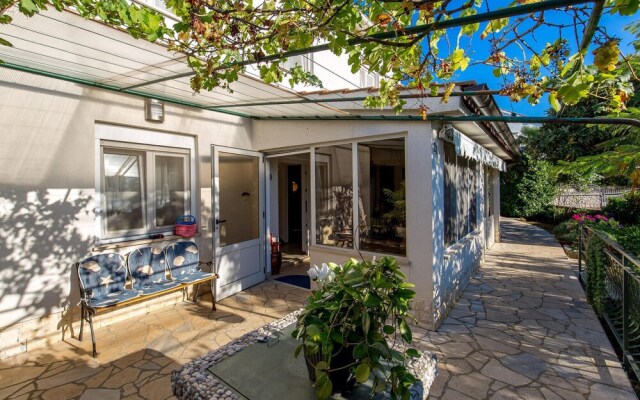 Stunning Home in Kremenici With Wifi and 2 Bedrooms
