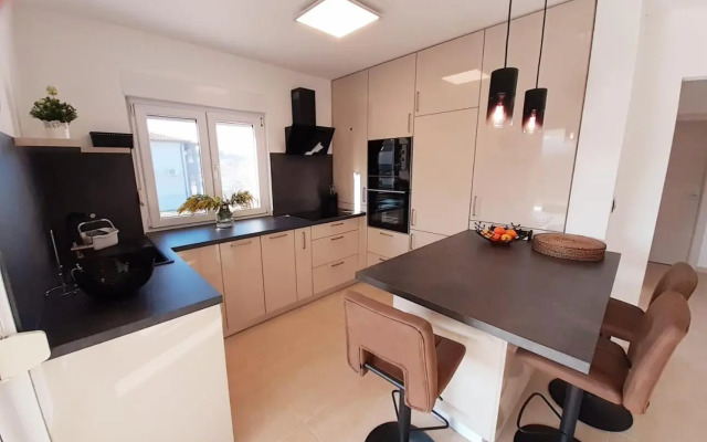 Holiday House emjalemi