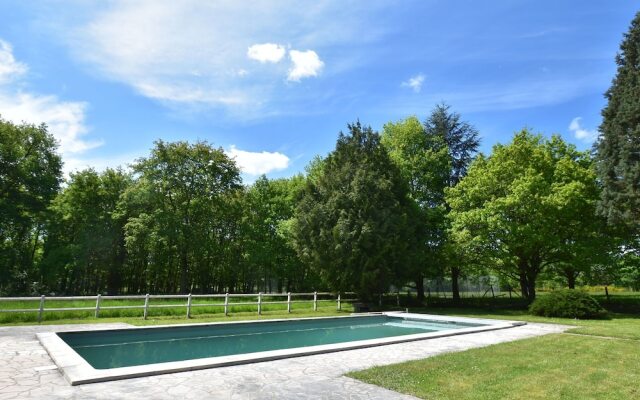 Unique Holiday Home With Pool in Combreux Centre