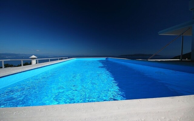 Designed Apartment with Rooftop Pool