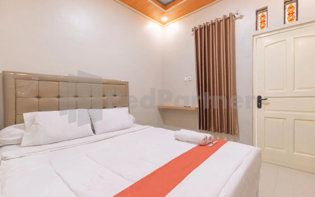 Rifal Inn Mitra RedDoorz – Guest Rooms – Tegal