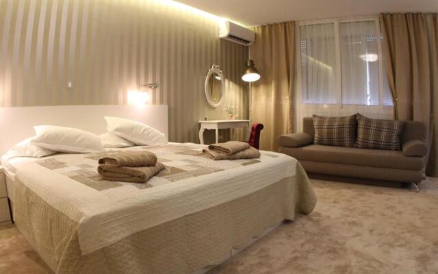 Studio Apartments Mirakul