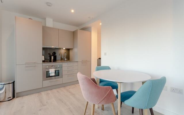 Modern 1 Bedroom Apartment With Views in Stratford