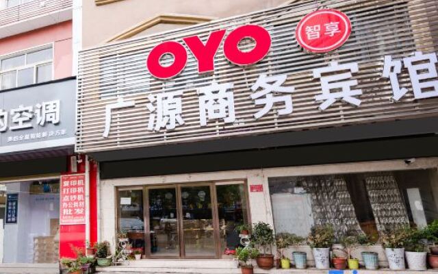 OYO Guangyuan Business Hotel (Xinyang Railway Station Tianrun Plaza)