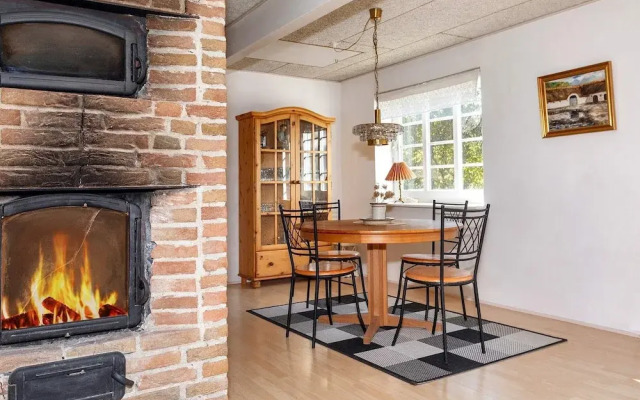 Adorable Holiday Home in Fur near Sea