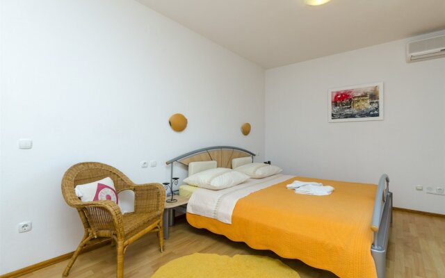 Apartments and Rooms LEA