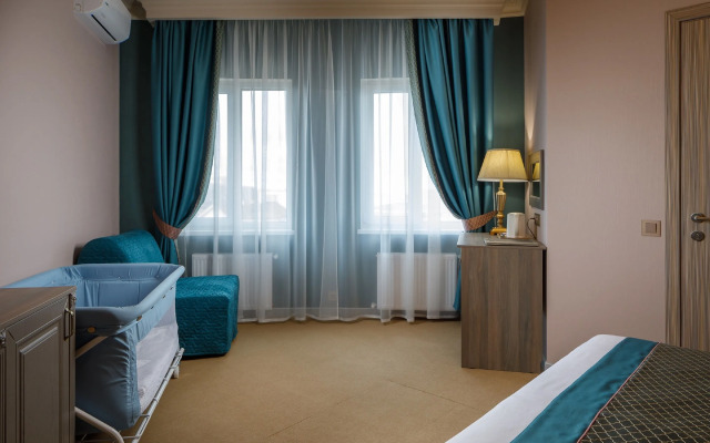 Mini-Hotel Biography