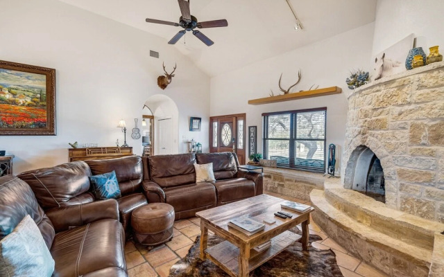 Stunning Ranch With Pool&hot-tub&hill Country Views