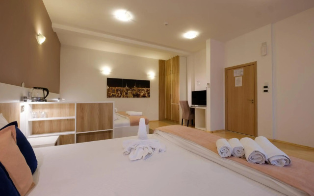Airport Garni Hotel