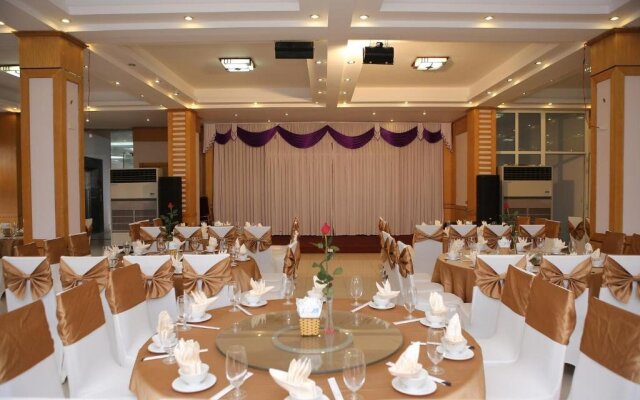 Central Phu Hung Hotel