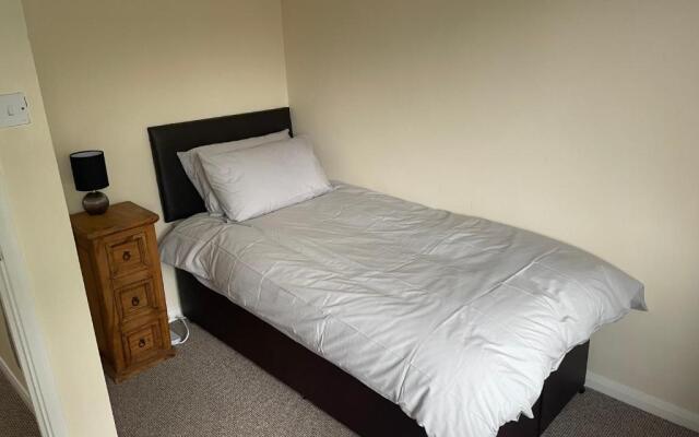 3-bed House in Stoke-on-trent Free Sky Free Wifi