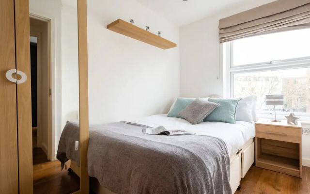 Platinum Apartment in Kensington 9941