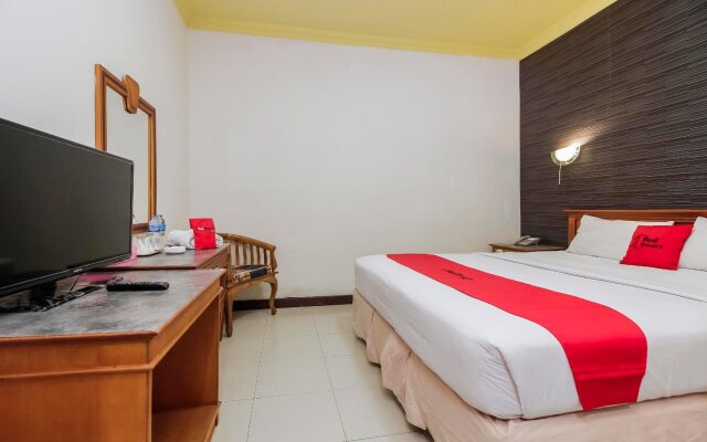 RedDoorz Plus near Depati Amir Airport