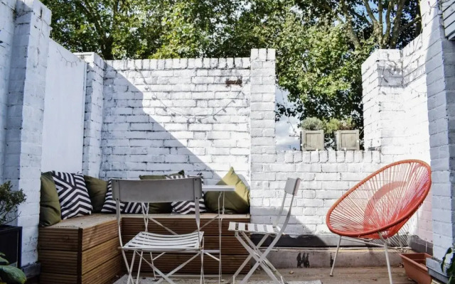 Stylish 3 Bedroom Home With Roof Terrace