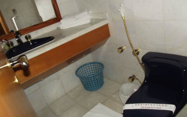 Colonial Plaza Hotel