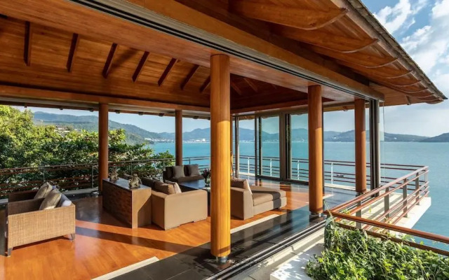 Villa Chelay - Luxury Waterfront Villa