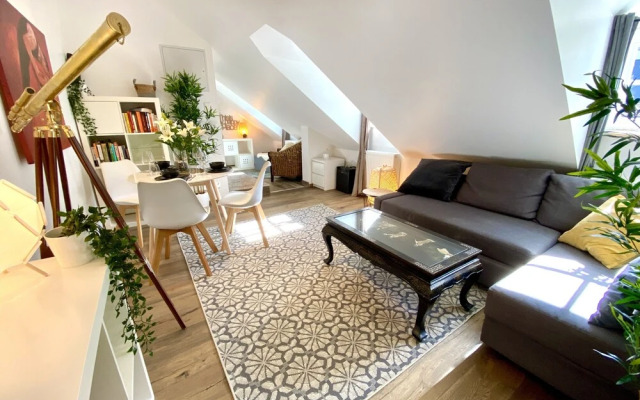 Beautiful 1BR Apt w View Historic Town