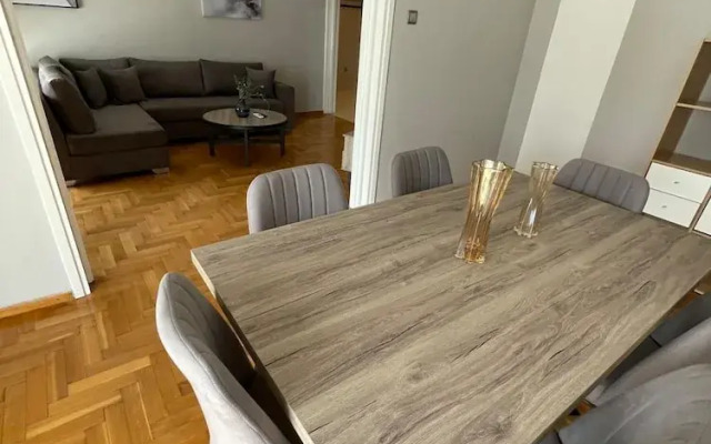 Charming Apartment - At085