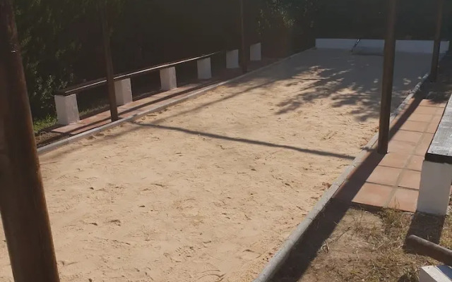 Apartmentsleeps4-pool-bbq-garden-ac