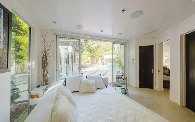 Zen Estate - Luxurious 5BR Beverly Hills Sanctuary With Pool & Canyon Views