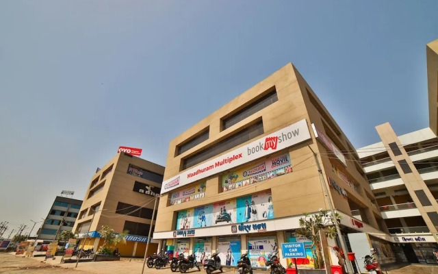 OYO Flagship 27974 Madhuram Arcade