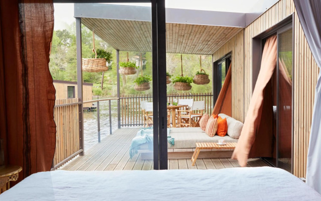 Brindos, Lac & Château