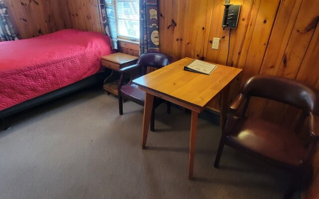 Two Rivers Motel and Cabins