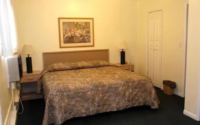 Colonial Motel