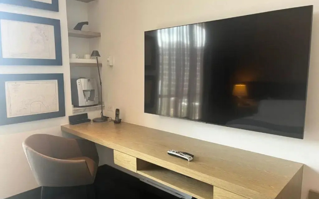 8010 Urban Living Luxury Home Experiences.