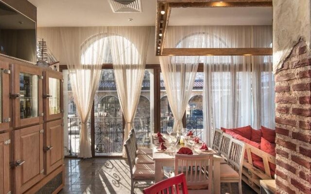 Esteban Apartcomplex