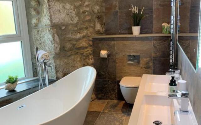 Modern studio apartment with stunning views!