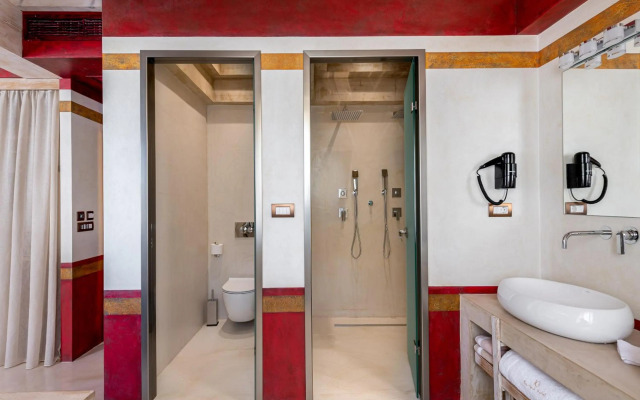 10GR Boutique Hotel and Wine Bar