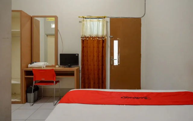 RedDoorz near Stasiun Tawang Semarang