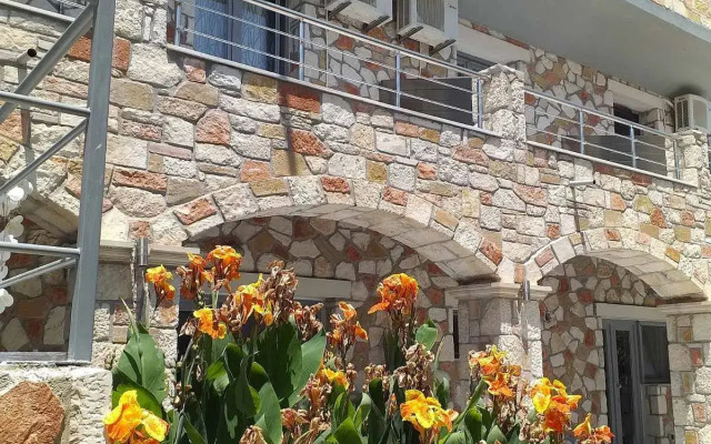 Golden Dolphin Studios & Apartments