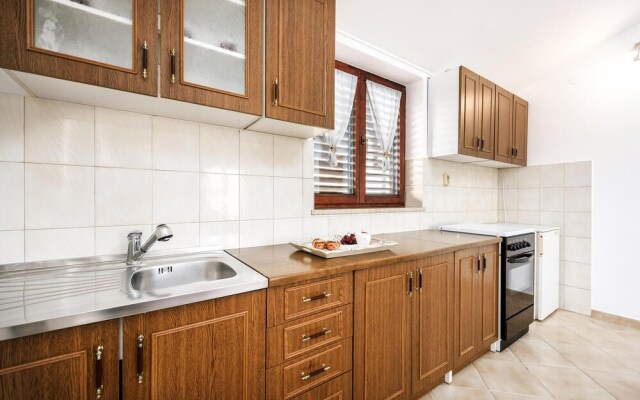 Stunning Home in Liznjan With Wifi and 3 Bedrooms