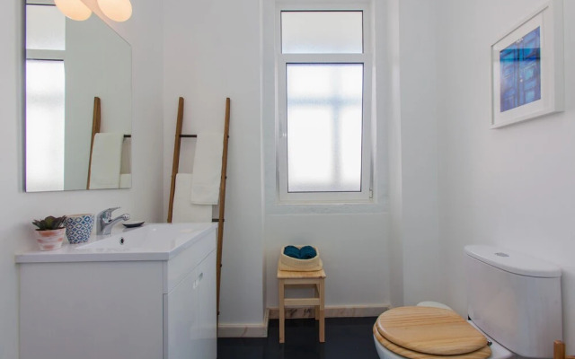 Typical Light Filled Graça Apartment, By TimeCooler