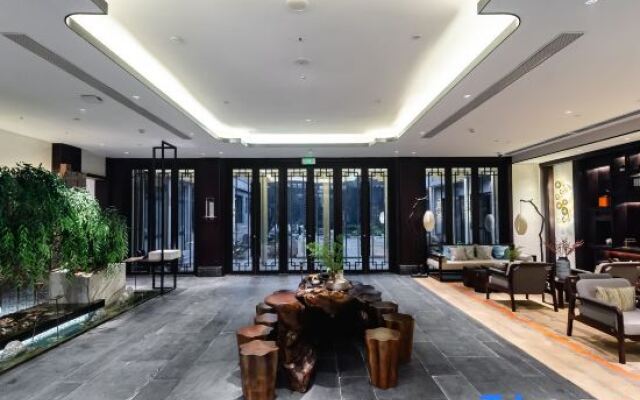 No. 8 Courtyard Homestay (Daming Lake Baotu Spring)