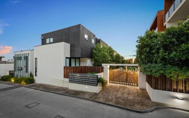 StayCentral Northcote Townhouse With Study