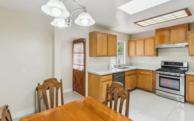 Russell House Near Hollywood & Griffith Park 3 Bedroom Home
