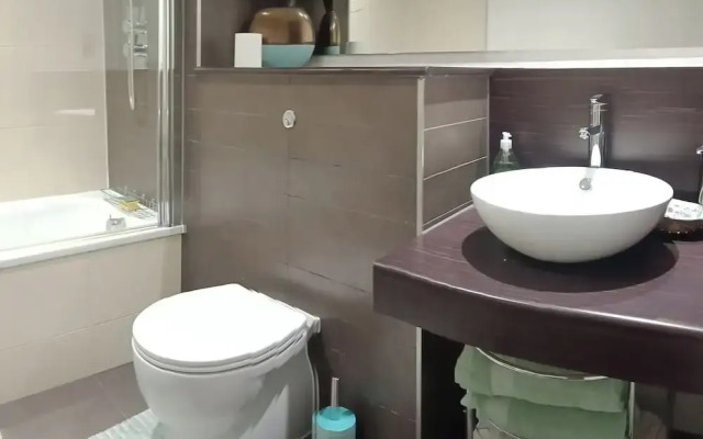 Apartmentsleeps5-balcony-petfriendly-aoarena-heatonpark-onstreetparking