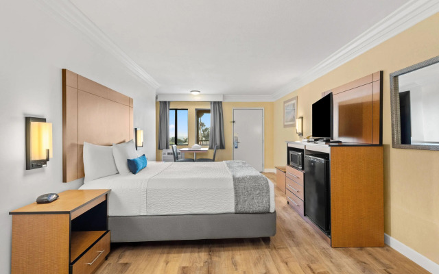 Travelodge by Wyndham San Clemente Beach