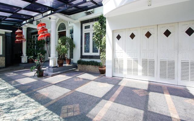 Super OYO Collection O 90023 Damar Kusumo Guest House
