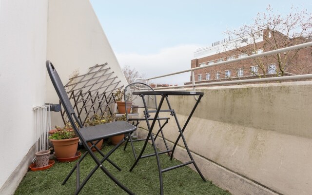 Central London Apartment With a Balcony